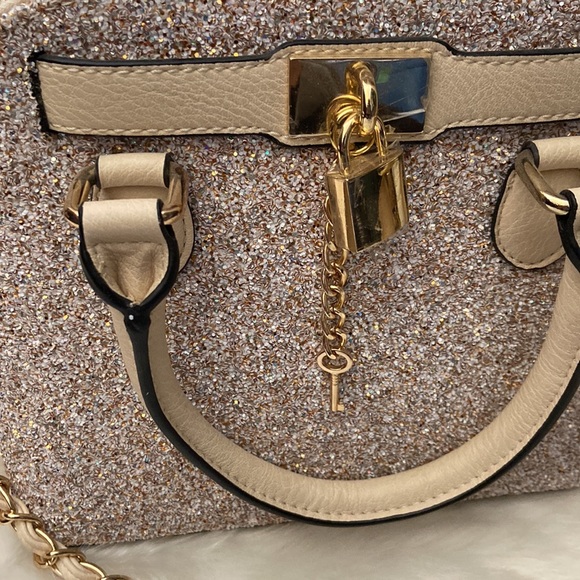 🆕 Beautiful Aldo sparkly shoulder bag with functional lock and key design. - Picture 9 of 11